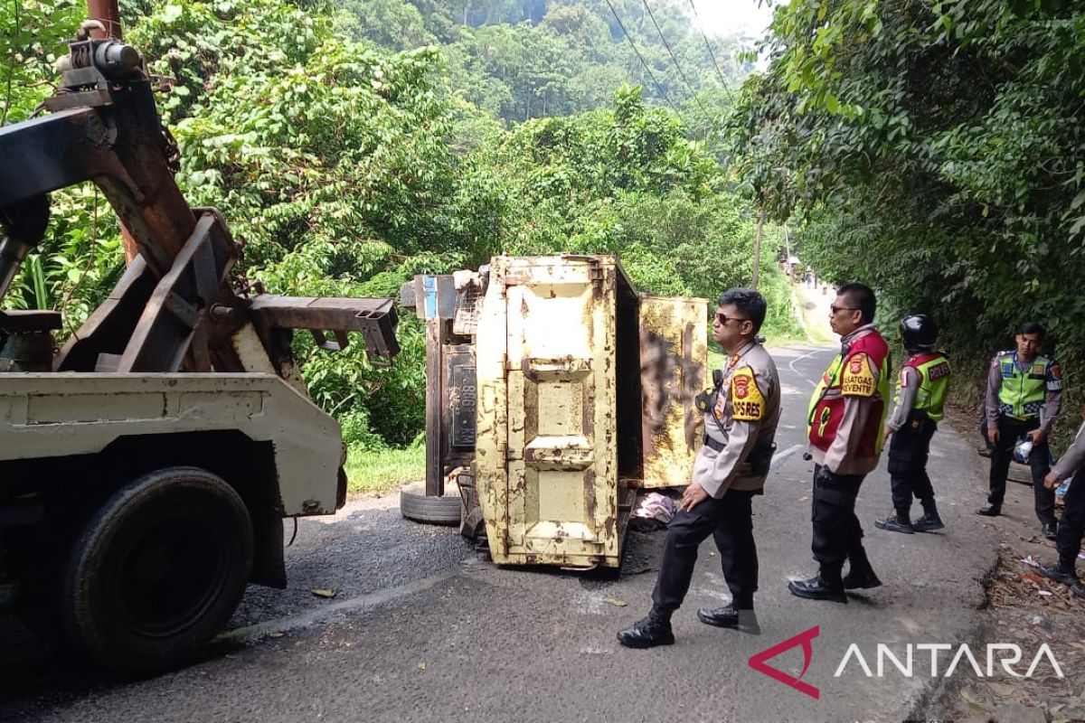 Truk angkut wisatawan terguling di  Tanjakan Cisarakan Palabuhanratu