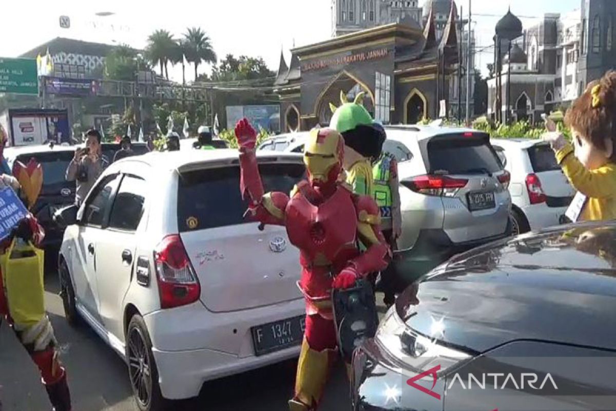 Polisi hibur anak yang terjebak macet di Puncak dengan badut