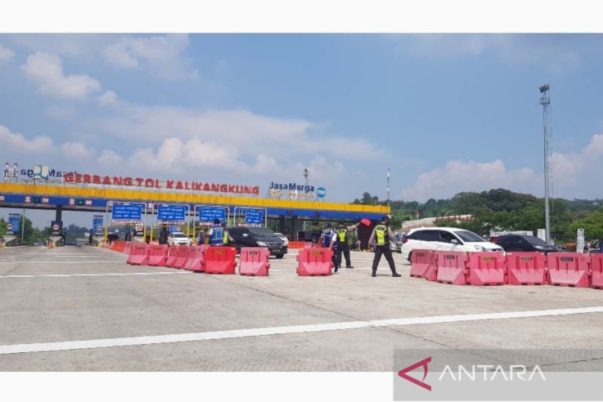 Jelang penerapan satu arah, jalur tol arah barat mulai disterilisasi