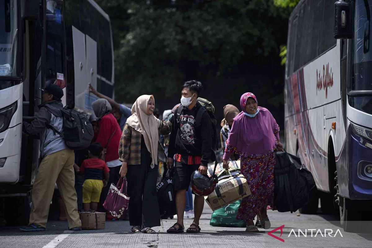 Volume penumpang angkutan dalam kota di Kampung Rambutan meningkat