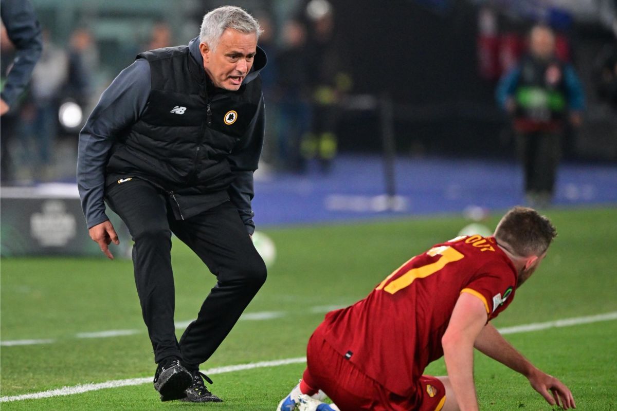 Pelatih Mourinho tegaskan akan bertahan di AS Roma
