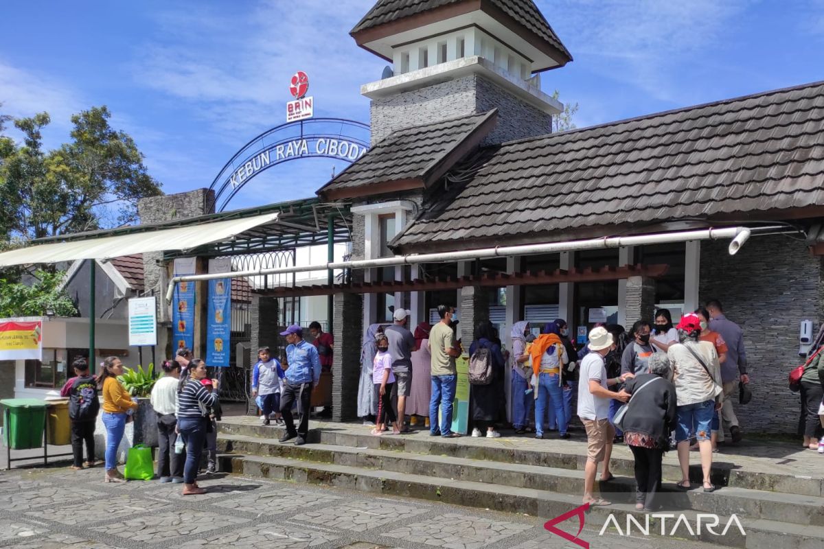 Pemudik yang balik ke Jabodetabek istirahat di objek wisata di Cianjur