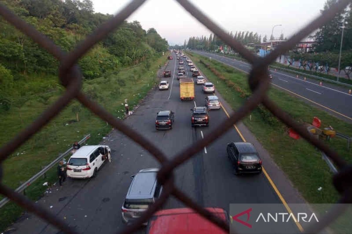 Lalu lintas arus balik kendaraan di tol Palikanci Cirebon ramai lancar