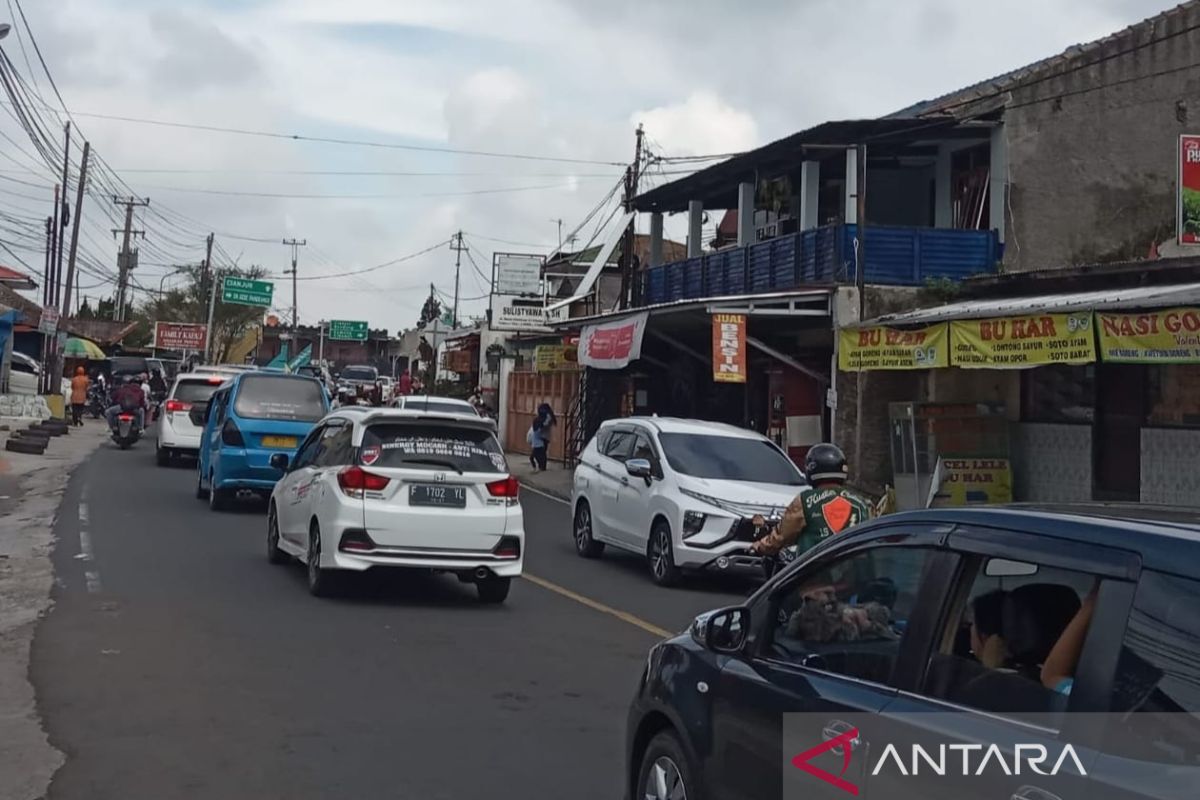 Antrean kendaraan arus balik ke Bogor dan Jakarta memanjang dari Cianjur