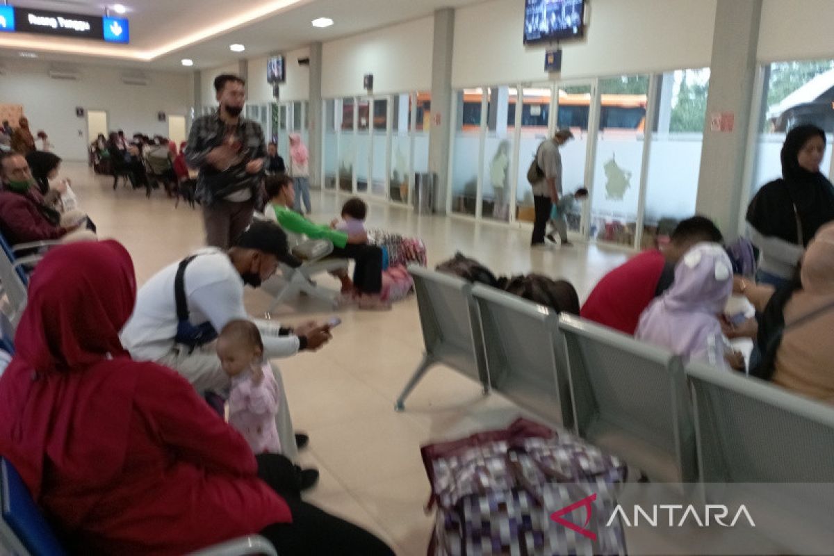 Penumpang menumpuk di Terminal Purwokerto karena bus terlambat datang