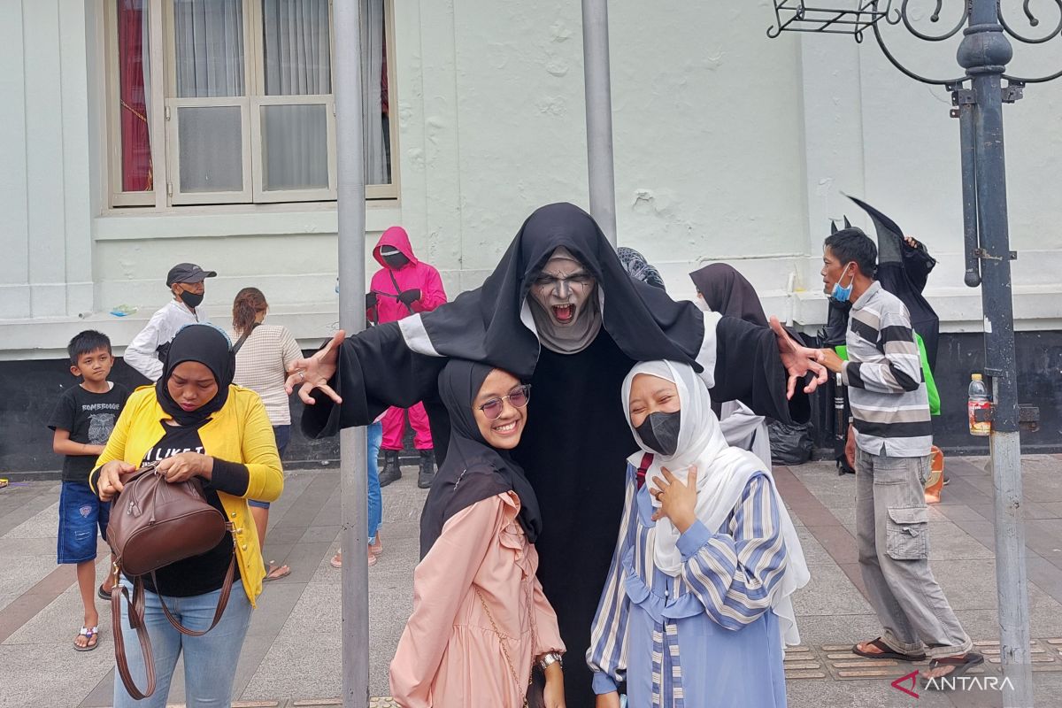 Cosplayer "Pocong" hingga "Valak" rasakan berkah dari libur Lebaran