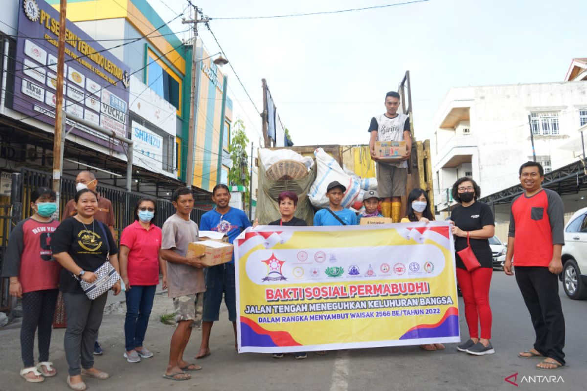Permabudhi Gorontalo bagikan 100 paket sembako bagi petugas kebersihan