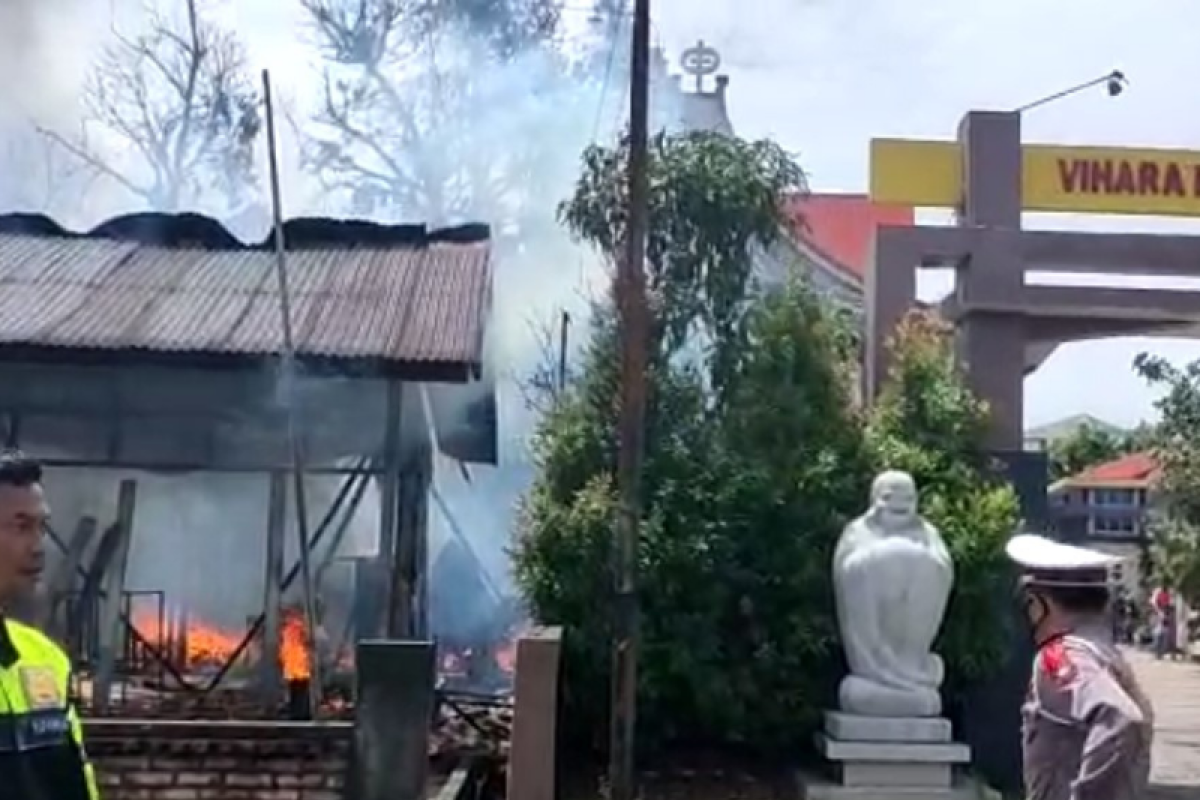 Rumah makan sup ikan ternama di Lingga hangus terbakar