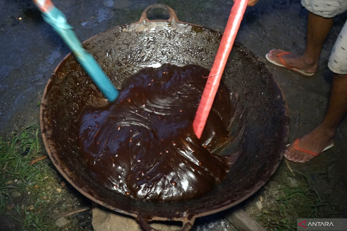 Warga Gorontalo mulai masak dodol khas Lebaran Ketupat