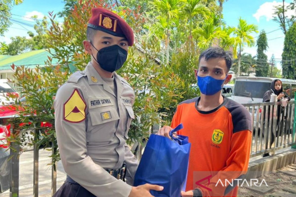 Taruna Akpol Angkatan 56 dukung Operasi Ketupat dengan pembagian sembako untuk masyarakat