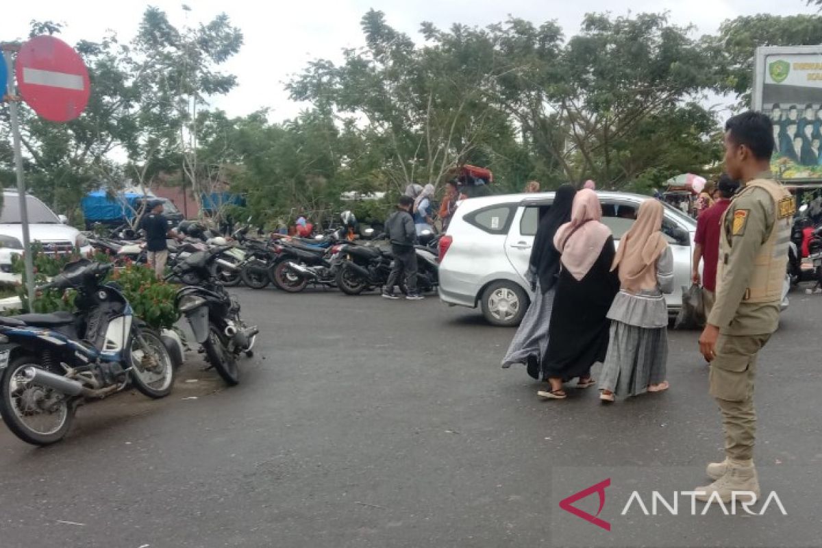 Petugas Satpol PP Tapsel kawal arus balik Lebaran dan objek wisata