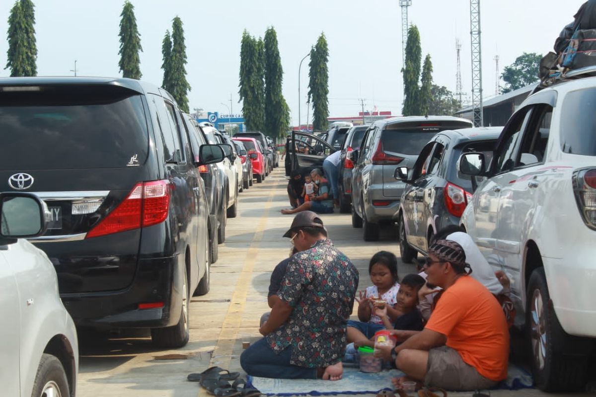 Pemudik rela menunggu lama di  Panjang hindari kepadatan di Bakauheni