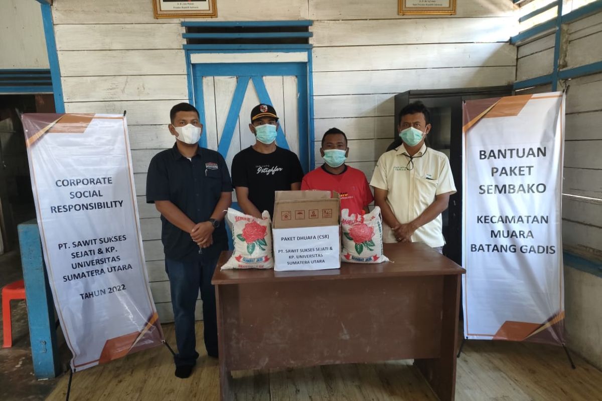 PT SSS & KP USU bagikan paket dhuafa untuk masyarakat 7 desa di Muara Batang Gadis