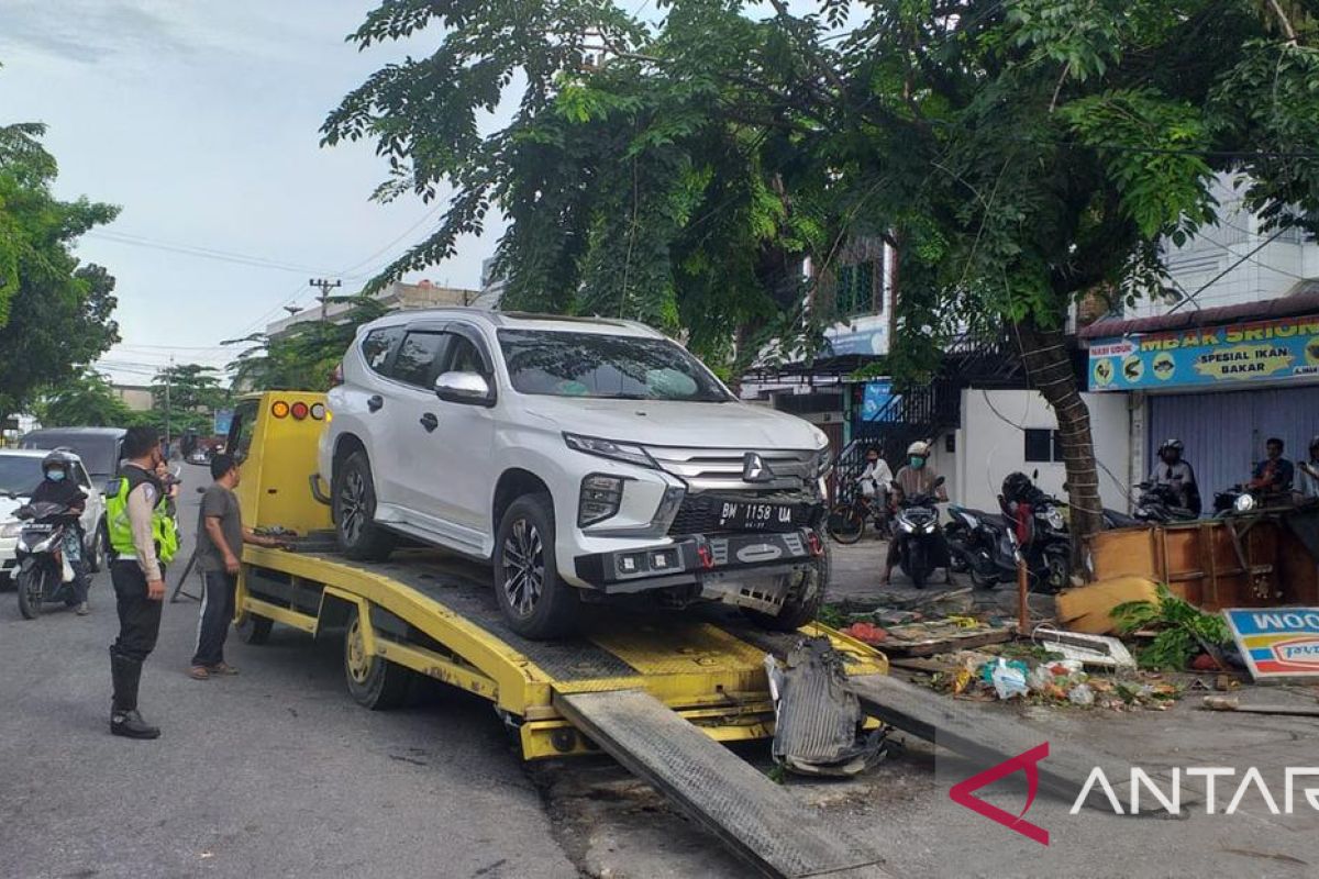 Sulaiman hilang kendali, mobilnya tabrak gerobak dan tiang di Pekanbaru