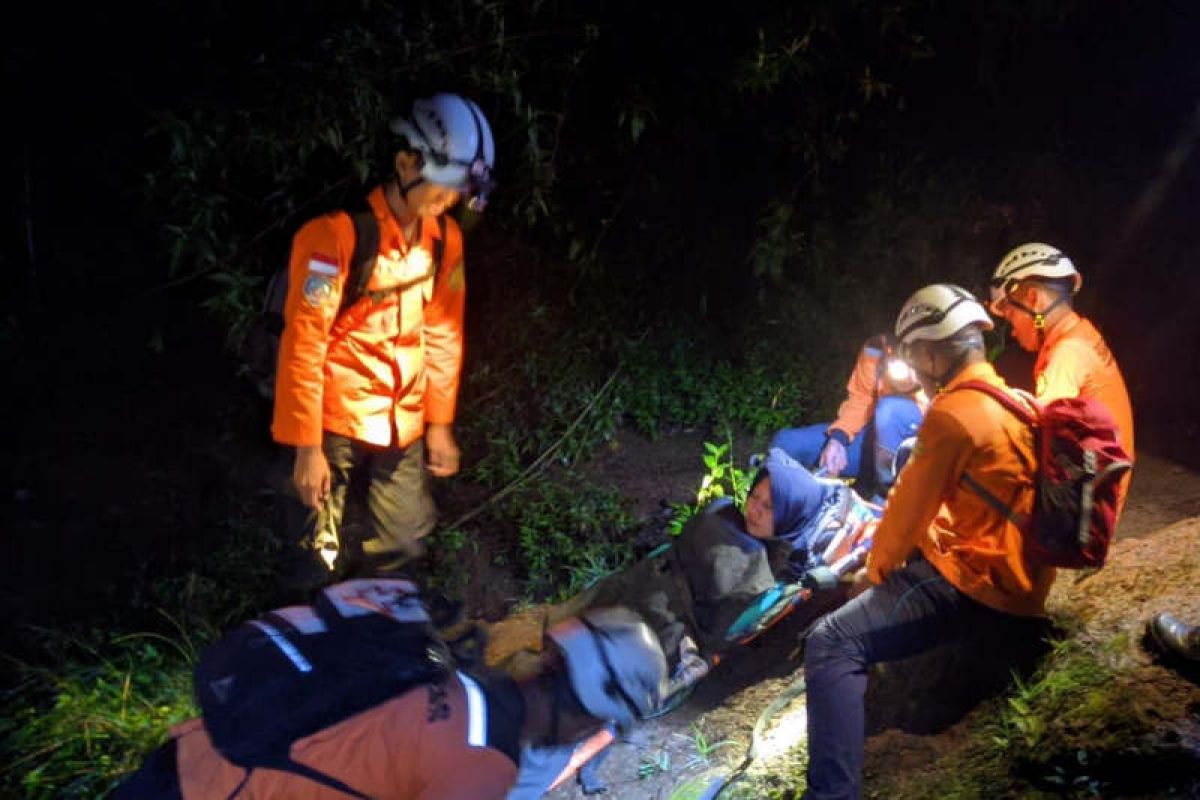 Cedera, wanita pendaki Gunung Sindoro dievakuasi