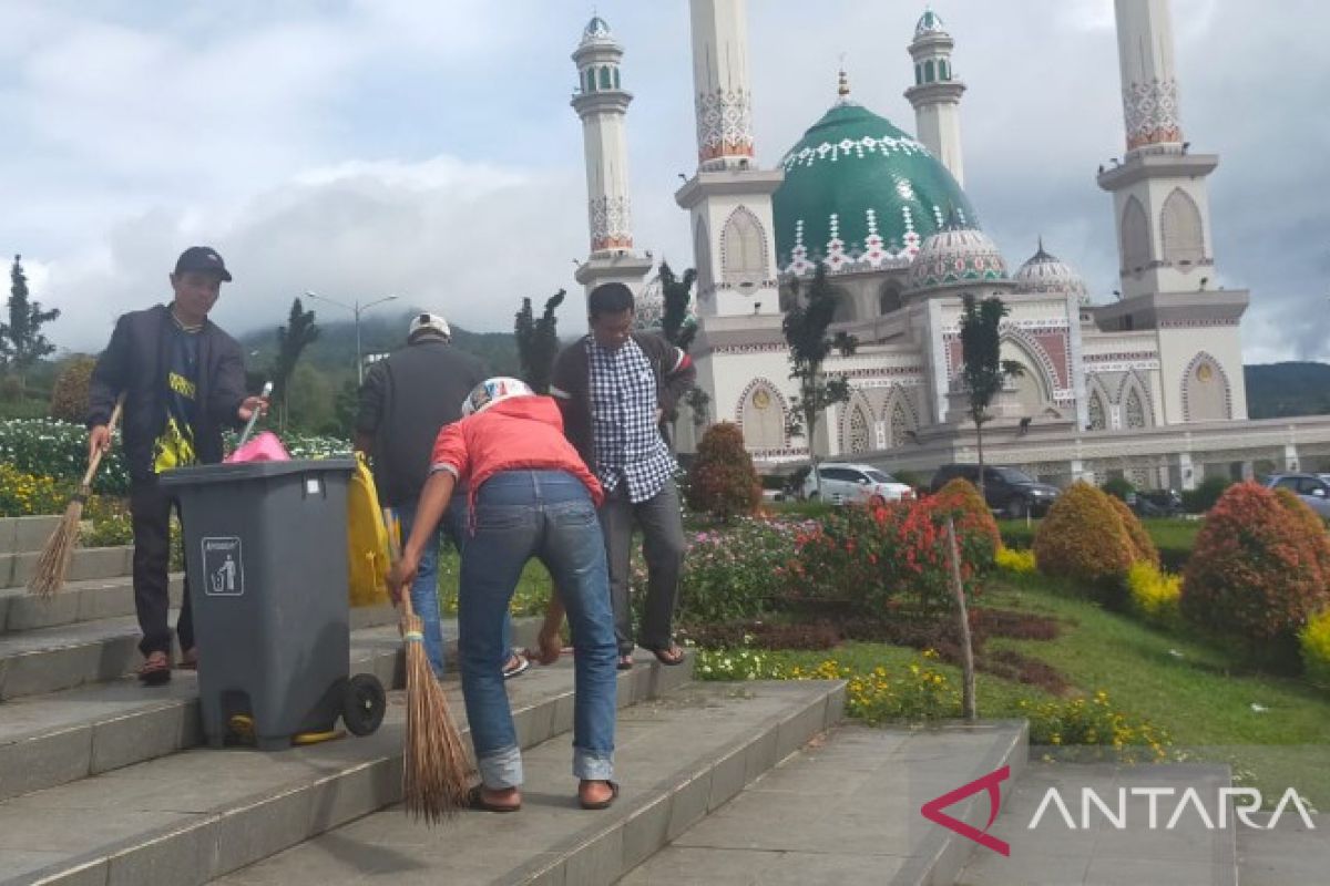 Pengunjung Masjid Agung Syahrun Nur Tapsel sisakan banyak sampah