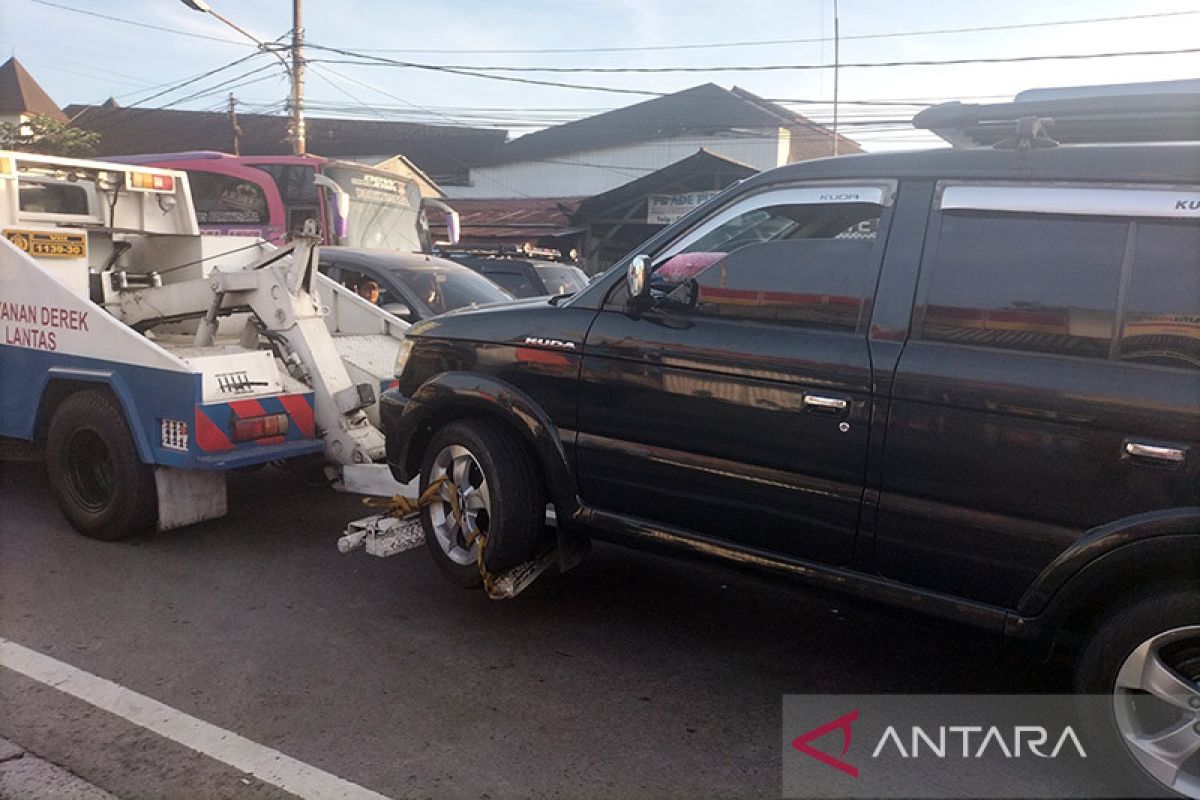 Dua mobil terlibat kecelakaan sebabkan jalur Puncak macet