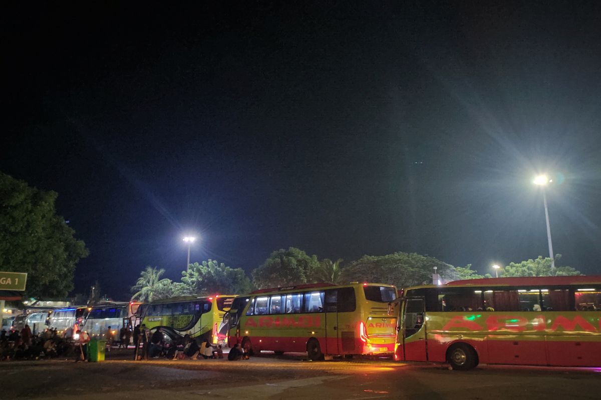 Bus dan penumpang padati dermaga 1 Pelabuhan Bakauheni
