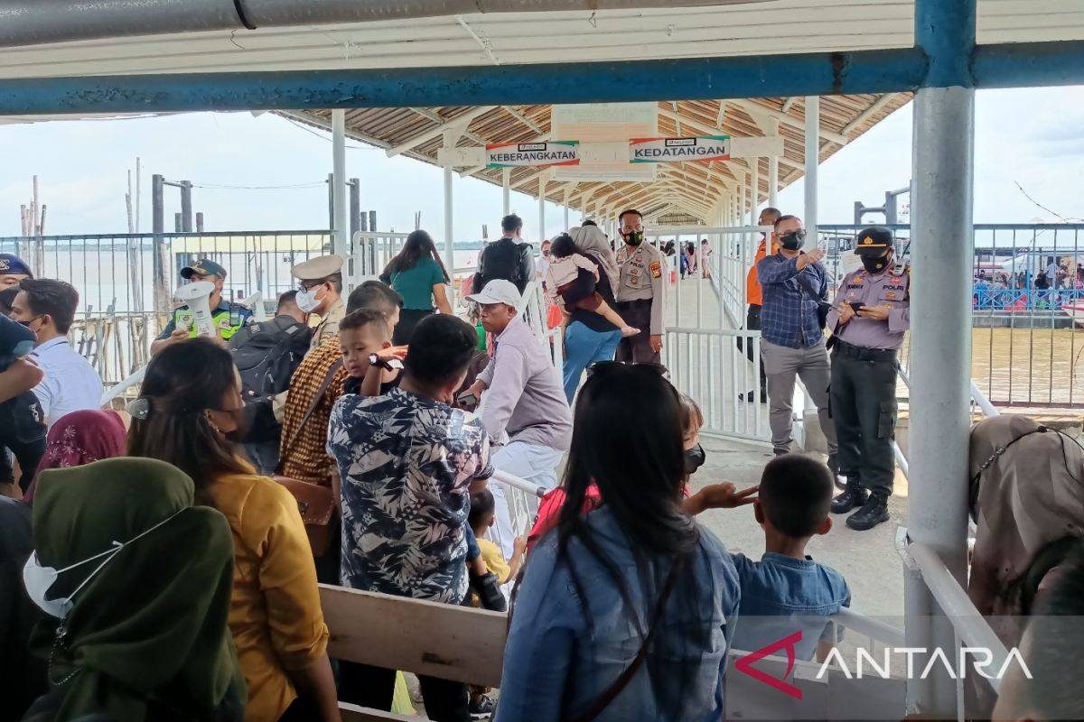 Petugas kendalikan arus penumpang di pelabuhan Meranti
