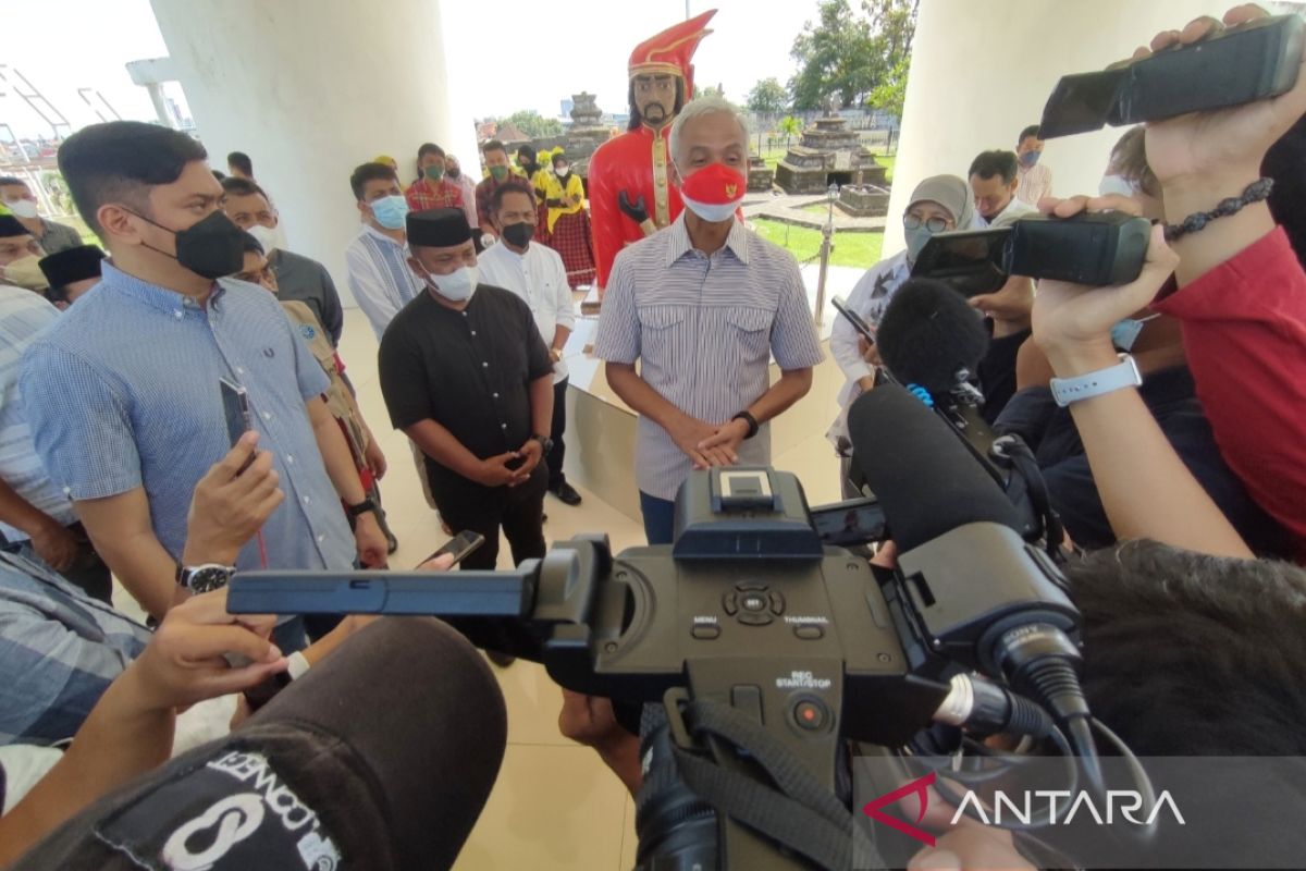 Ganjar Pranowo ziarahi dua makam pahlawan nasional di Sulsel