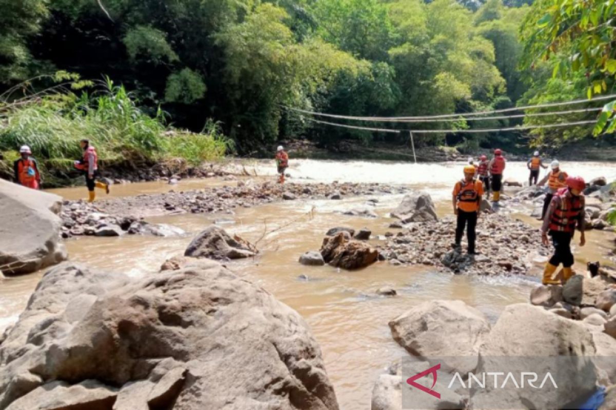 Tim SAR masih cari bocah terseret arus sungai di Sumedang