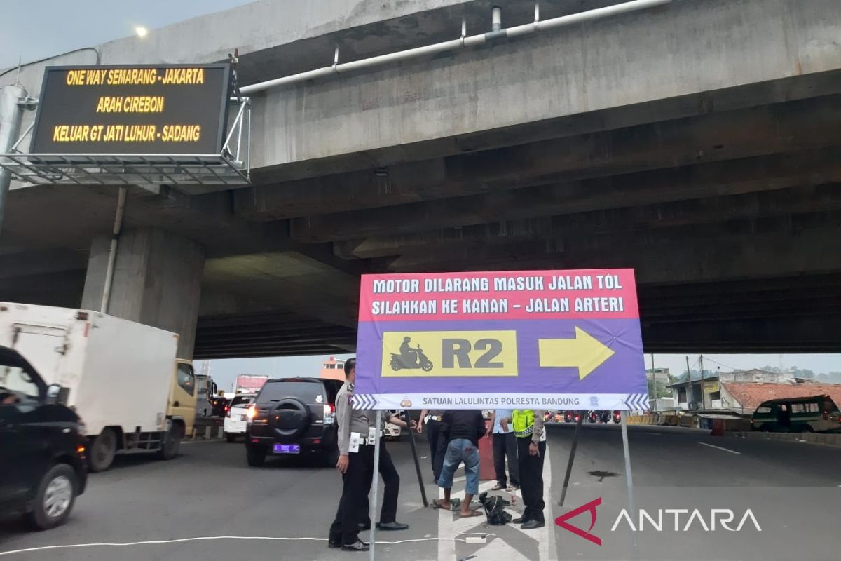 Polisi perbesar rambu di Cileunyi cegah pemudik motor masuk jalan tol