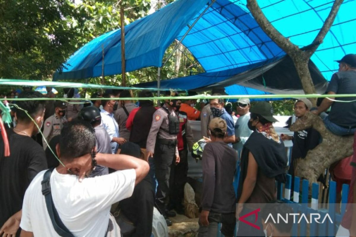 Keluarga dan kerabat saksikan pembongkaran makam Amis untuk autopsi