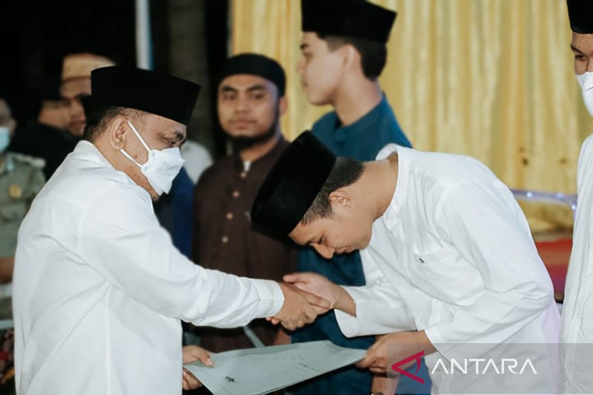 Wabup Gorontalo serahkan penghargaan kepada imam masjid