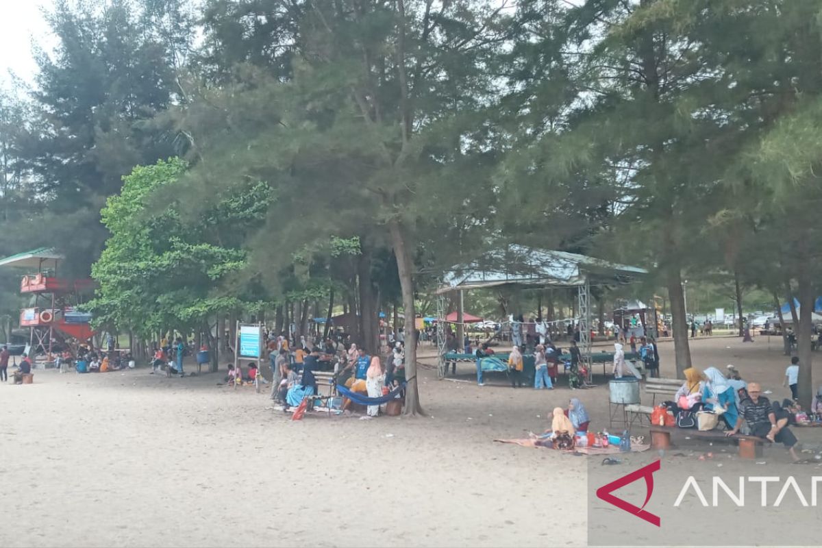 Ribuan wisatawan padati pantai Lintas Timur Bangka