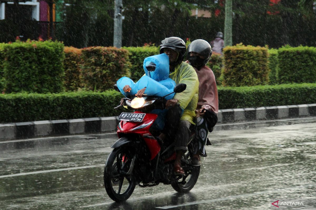 Sejumlah kota besar di Indonesia akan diguyur hujan pada Ahad siang dan malam