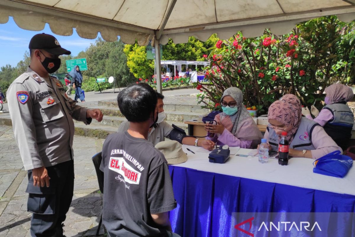 Gerai vaksinasi di tempat wisata Cianjur layani puluhan wisatawan