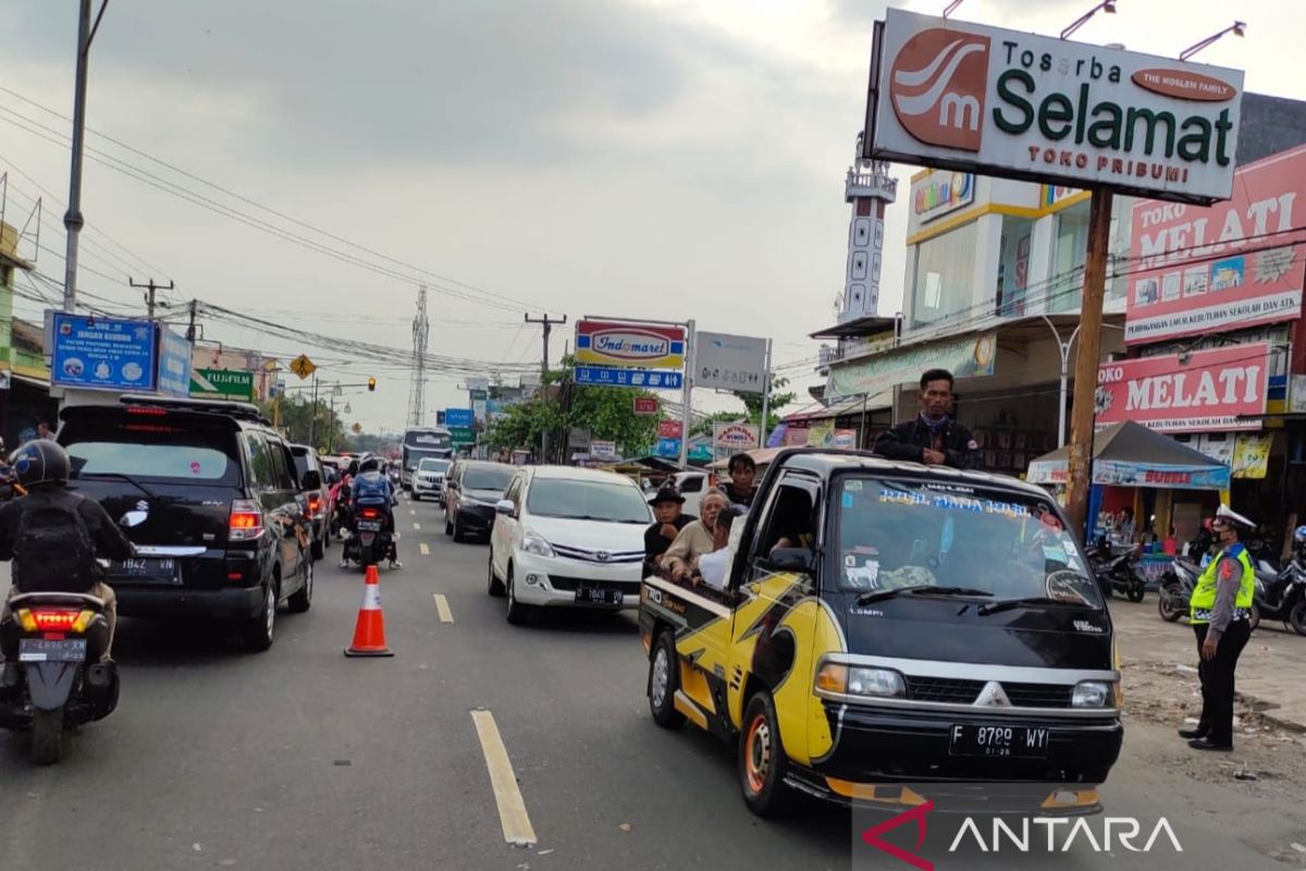 Tim pengurai lakukan penyekatan di jalur utama Bandung-Cianjur