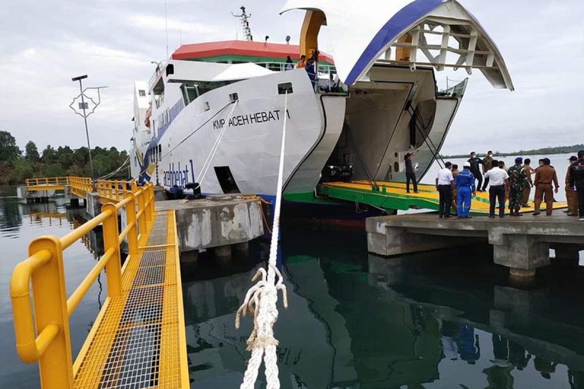 Pelayaran kapal feri dari Pulau Simeulue sempat terhenti cuaca buruk