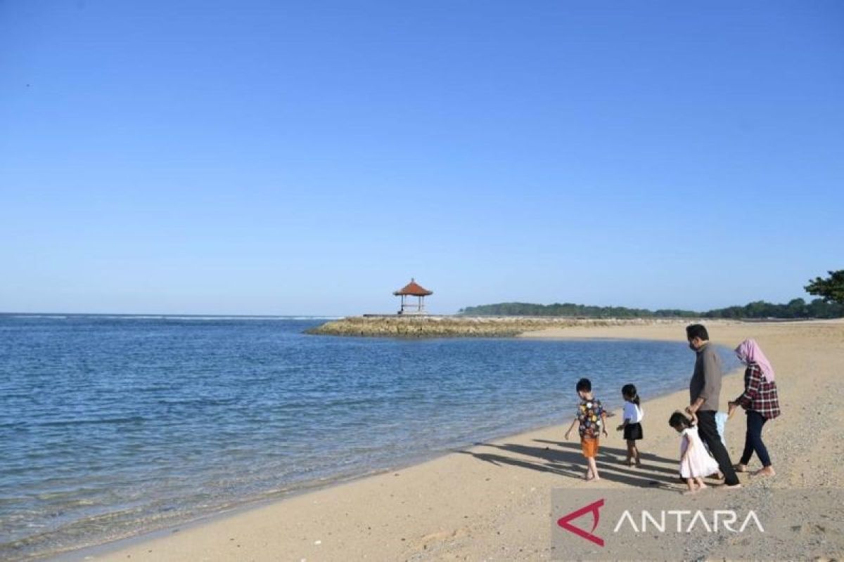 Presiden RI Joko Widodo bersama cucu menikmati keindahan Pantai Nusa Dua Bali