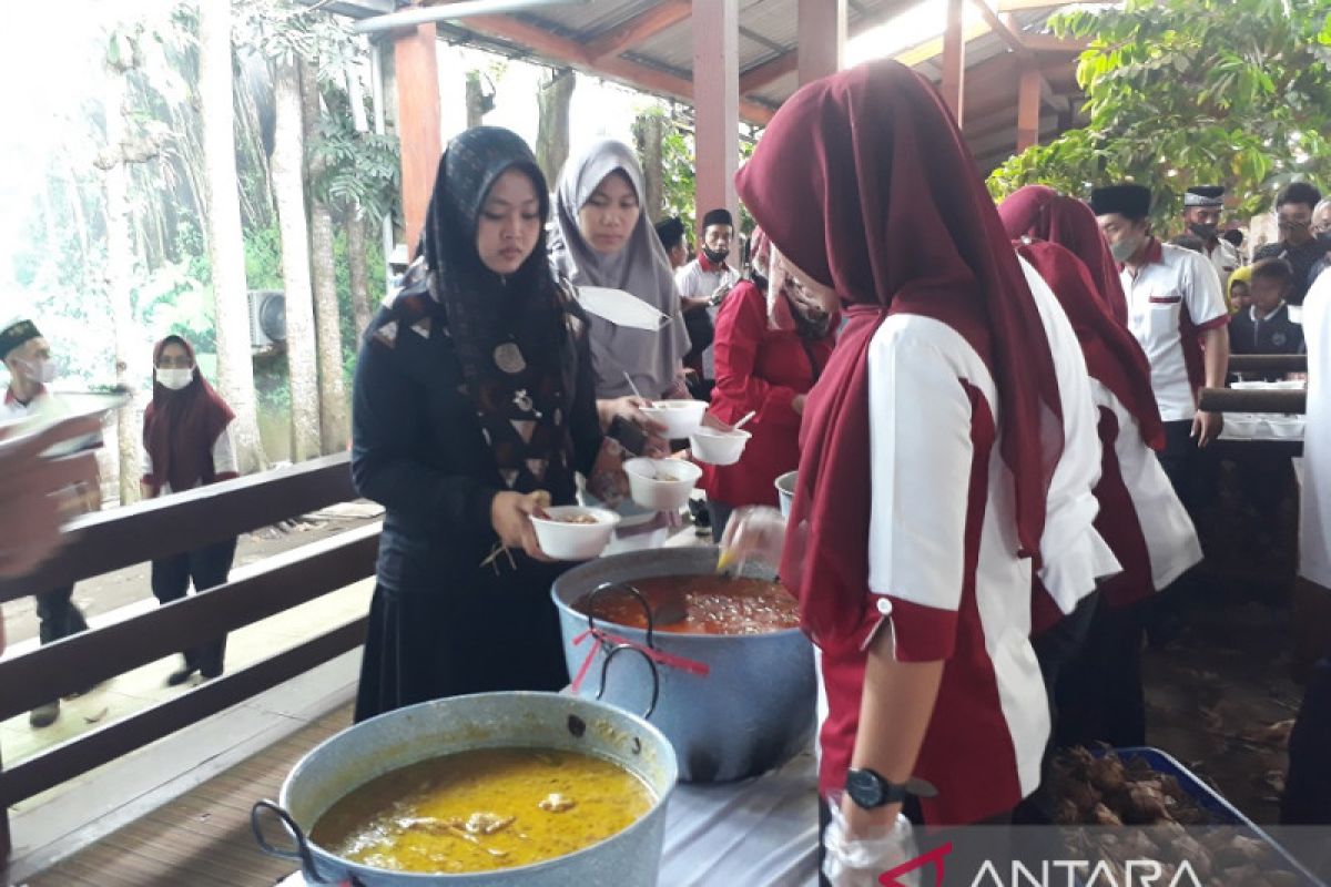 Kampung Coklat Kabupaten Blitar bagikan 1.800 paket ketupat cokelat