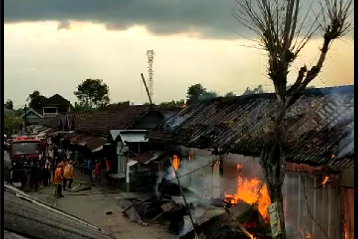 Terbakar, lapak pedagang di Pasar Purwokerto