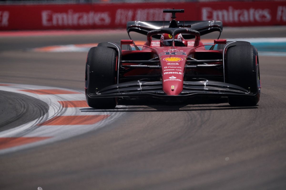 Ferrari amankan start baris terdepan