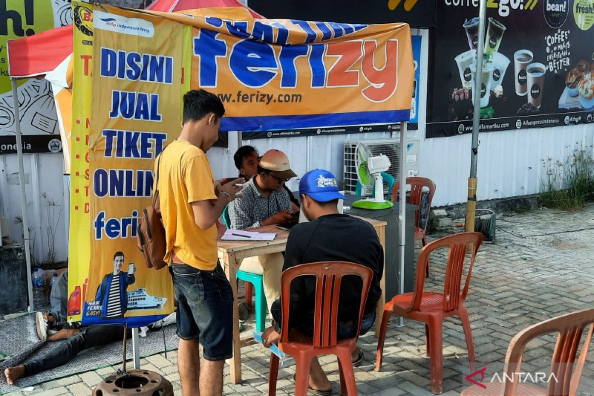 Agen penjual tiket kapal feri bantu pemudik di Bakauheni