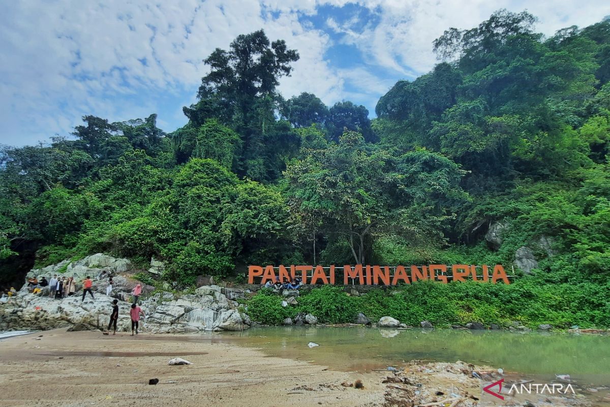 Pantai Minang Rua ramai diserbu wisatawan luar Lampung