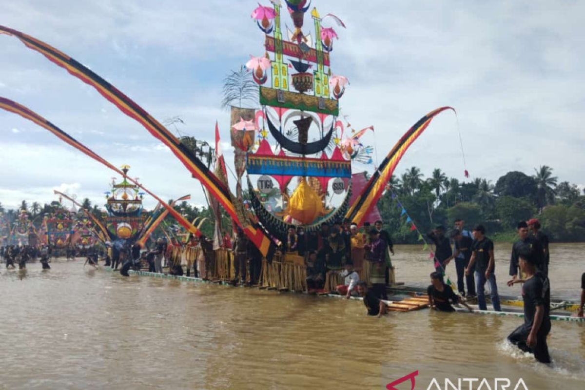 Festival Perahu Baganduang jadi tontonan menarik warga Inhu