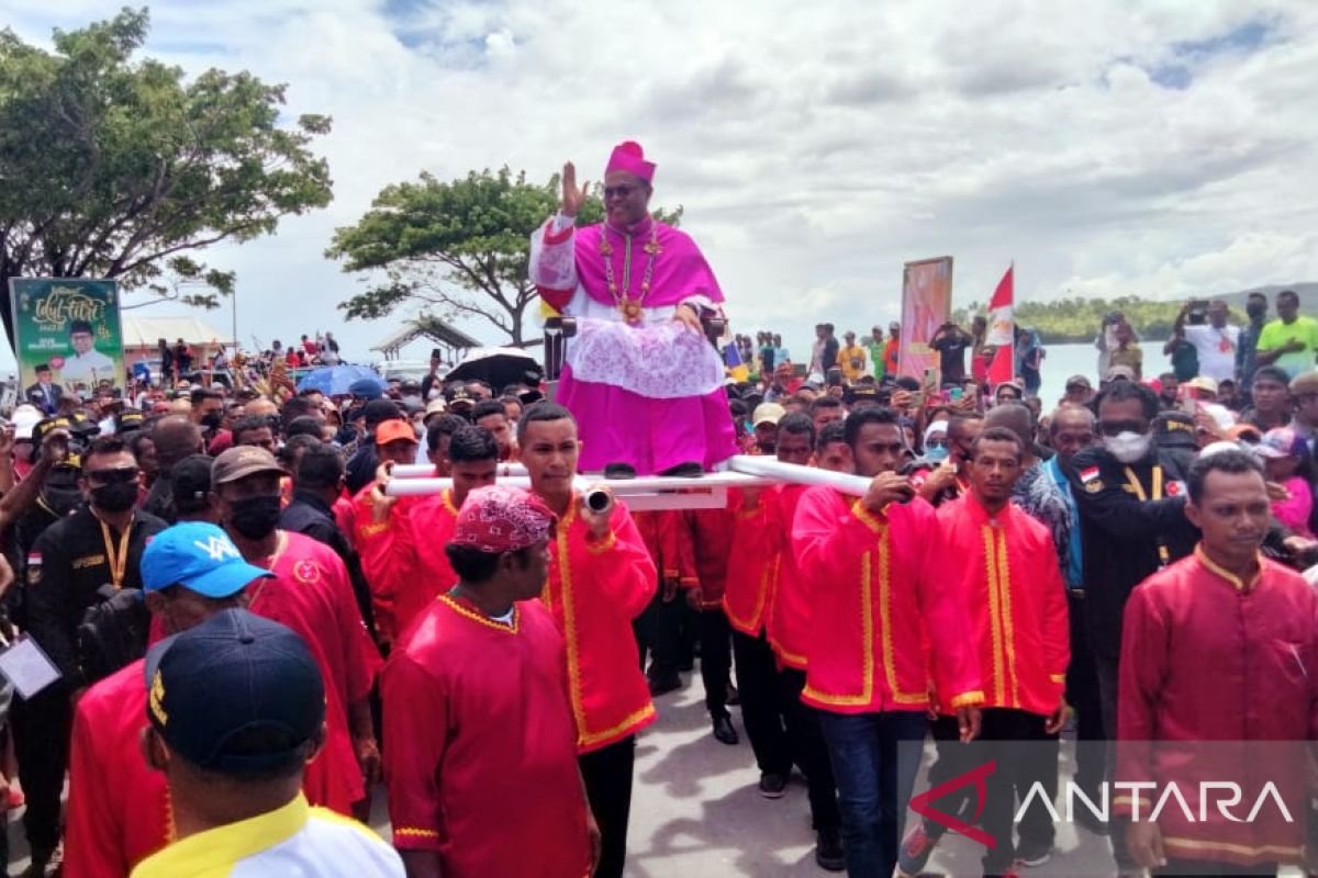 Bupati Thaher: Mgr Seno Ngutra Projo Adalah Uskup Milik Kita Semua