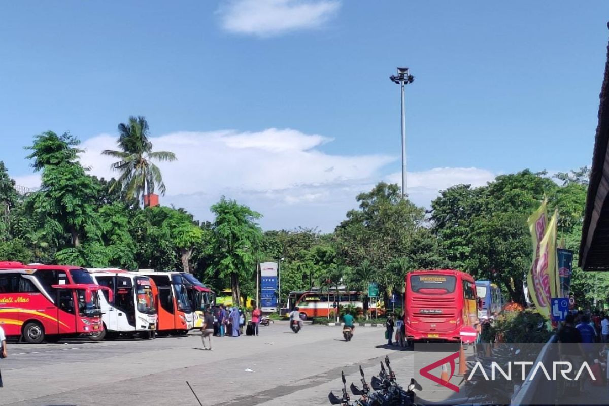 Sebanyak 8.807 pemudik balik lewat Terminal Kampung Rambutan pada H+4