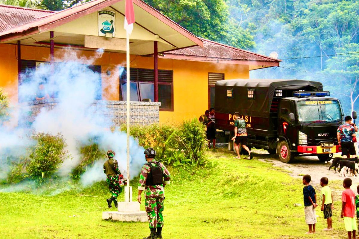 Satgas Yonif 136/Tuah Sakti lakukan pengasapan antisipasi DBD di Papua