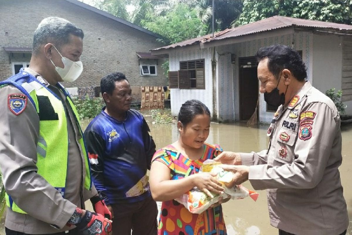 Korban banjir di Kecamatan Air Putih terima bantuan sembako