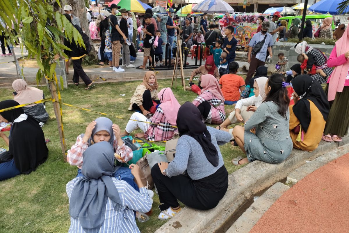 Petugas penjaga Taman Alun-alun Kota Bogor kewalahan tertibkan pengunjung