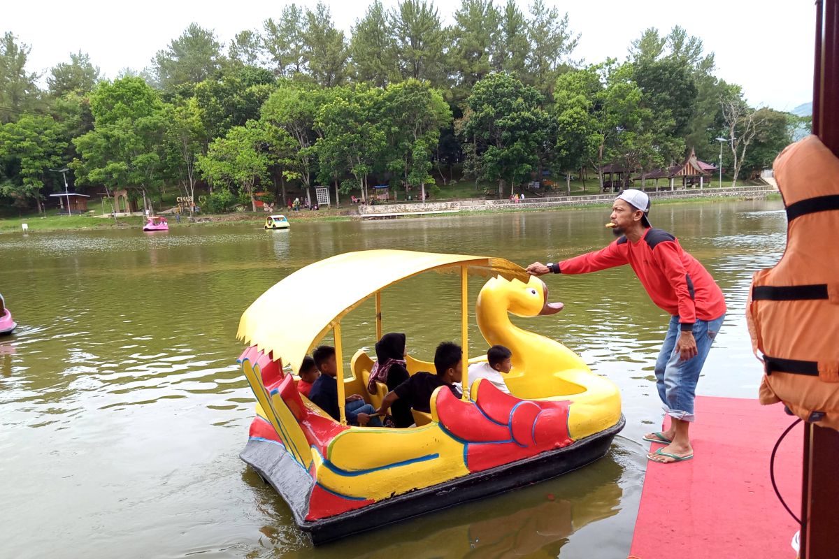 West Sumatra: Belibis Island crowded during Eid holiday