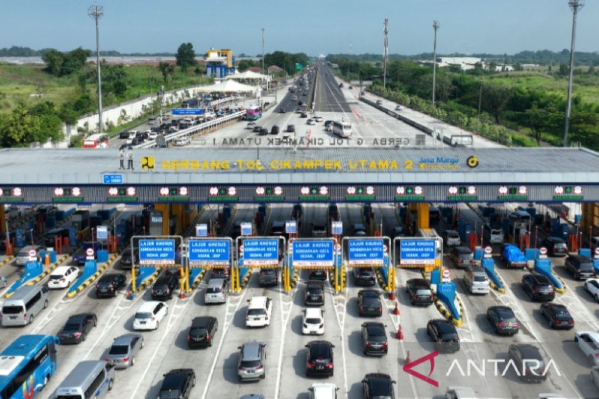 One-way, contraflow schemes implemented on Jakarta-Cikampek Toll Road