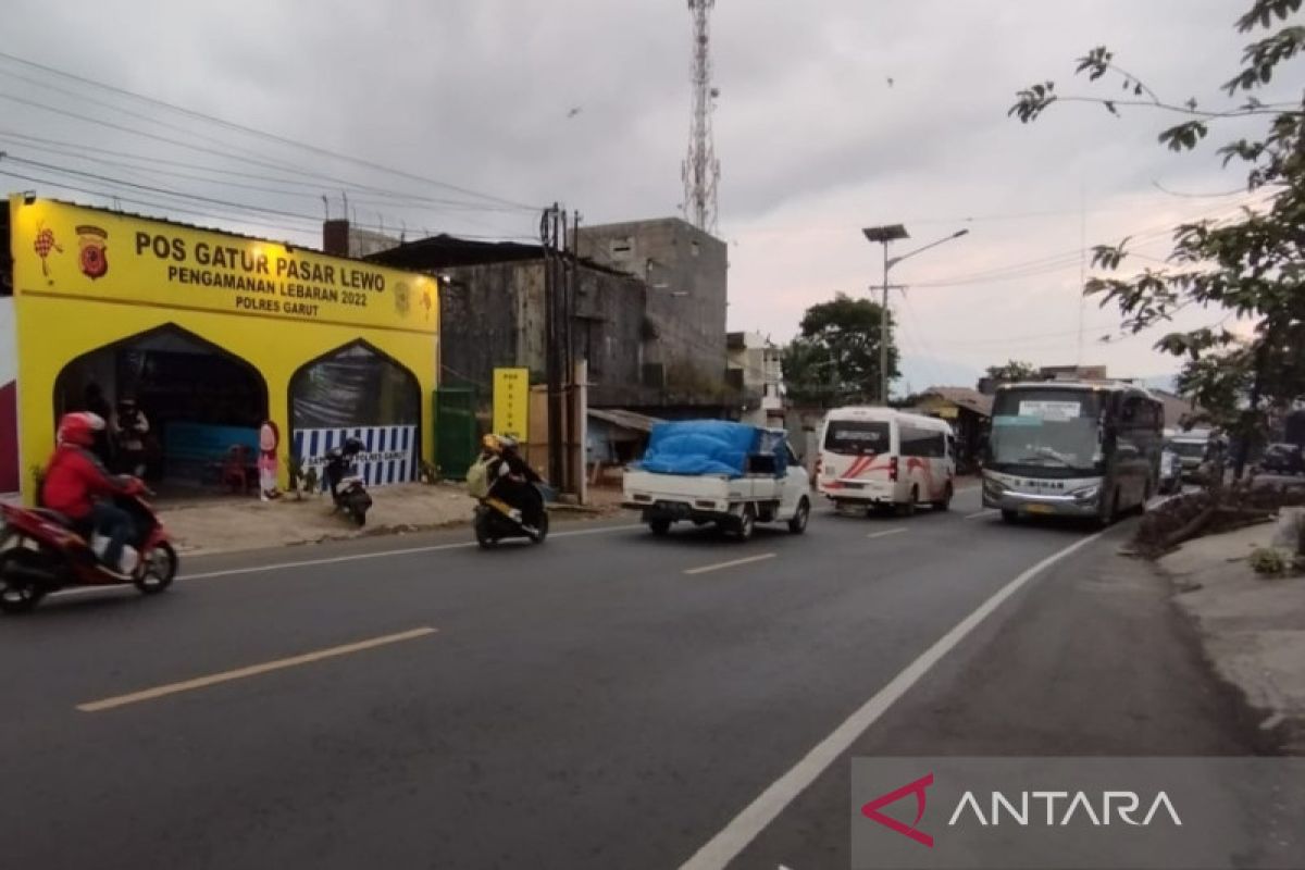 Arus kendaraan di jalur nasional lintas Garut ramai kedua arah