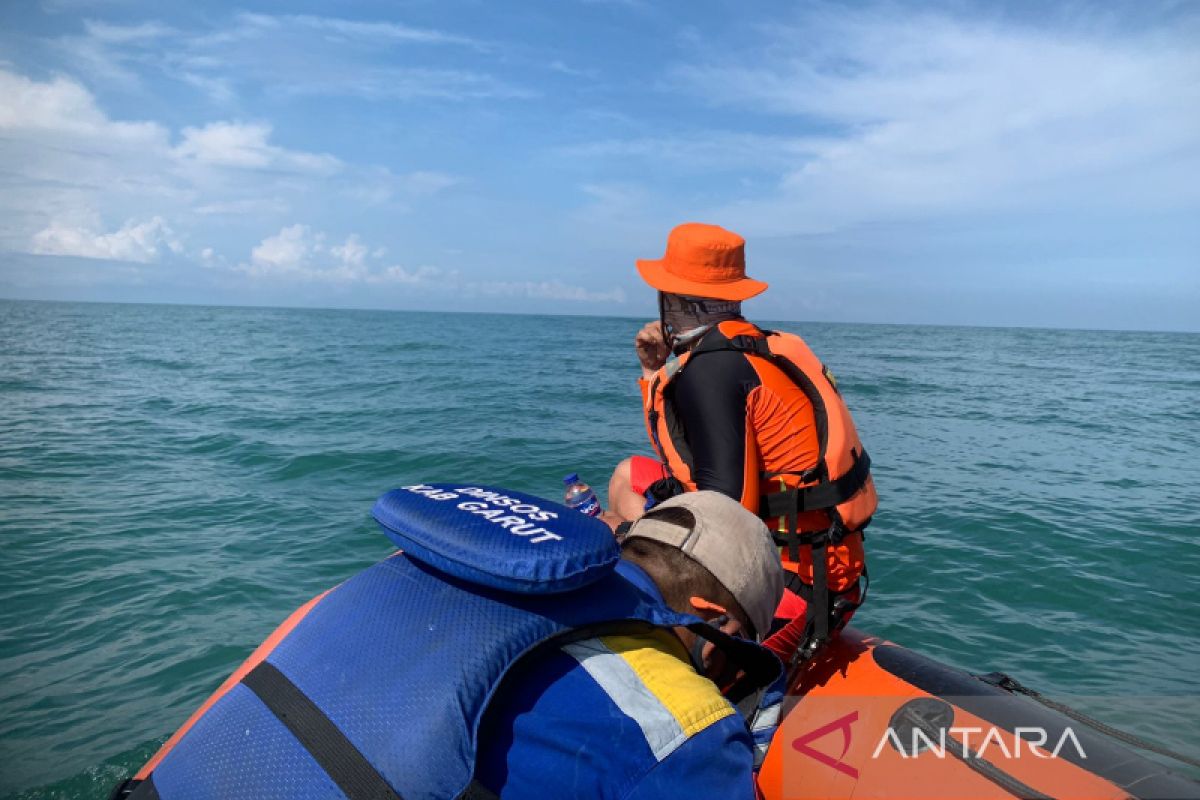 Tim SAR cari wisatawan hilang hingga ke tengah lautan di Garut