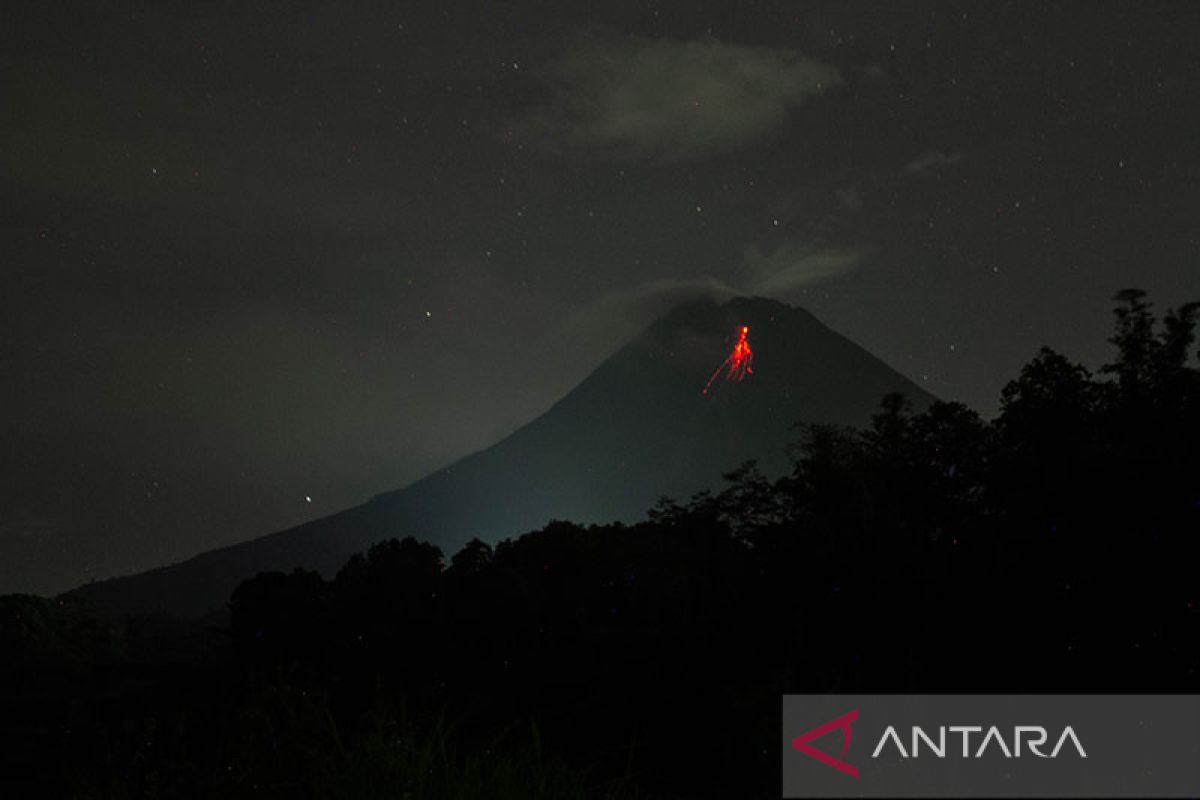 Guguran lava pijar meluncur tujuh kali dari Gunung Merapi